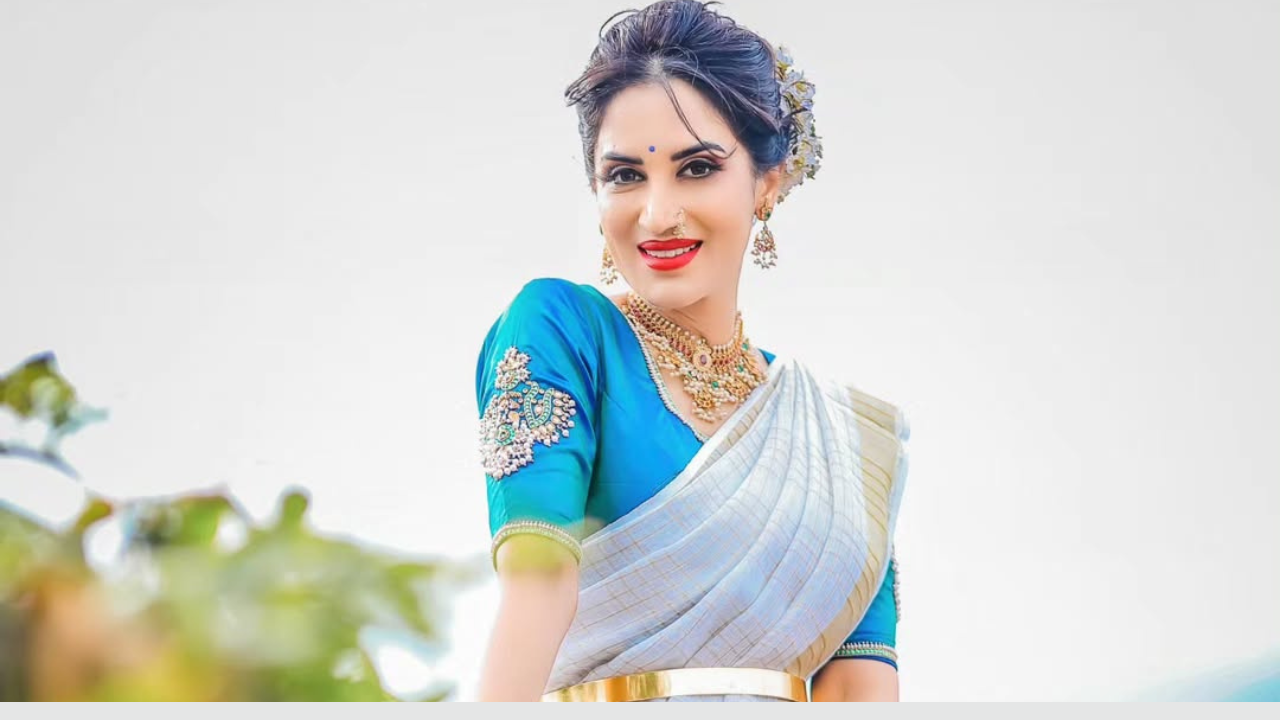 केसामध्ये गजरा माळला आहे. तिचा सौंदर्य पाहून कुणी ही तिच्या रुपाला भाळून जाईल असे ते नयनरम्य सौंदर्य आहे. 