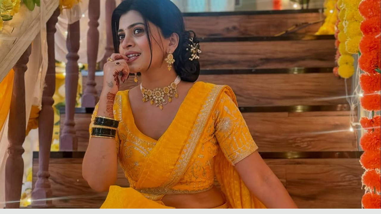 तिने पोस्टखाली कॅप्शनमध्ये 'में क़ैद हु… तेरे भी प्यार में तब से…' असे काही ओळी नमूद केल्या आहेत, ज्या कुणावर असणाऱ्या प्रेमाचे संकेत देत आहेत. तसा अर्थ स्पष्ट केला आहे.