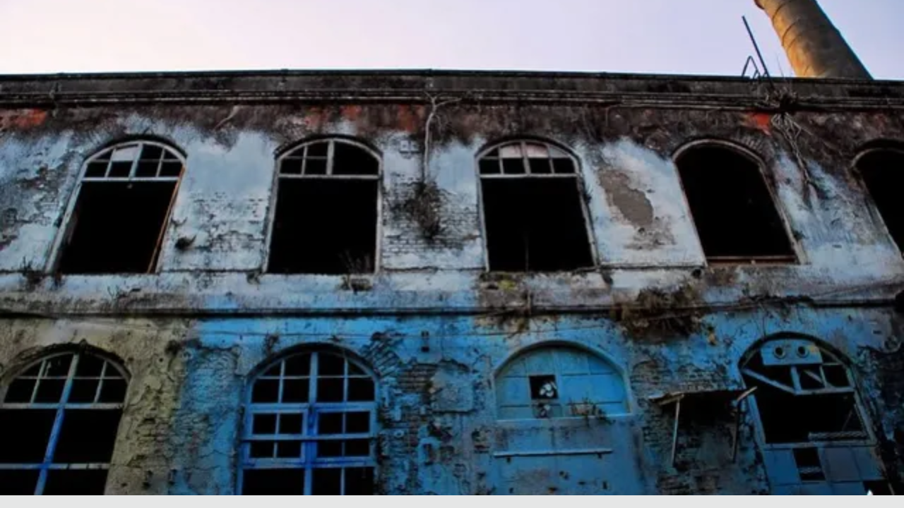 भीतीदायक अनुभव आणि नोंदवलेल्या भुताटकीच्या हालचालींमुळे चित्रपटांच्या टीम्स सूर्यास्तानंतर या जागेत काम करत नाही. 