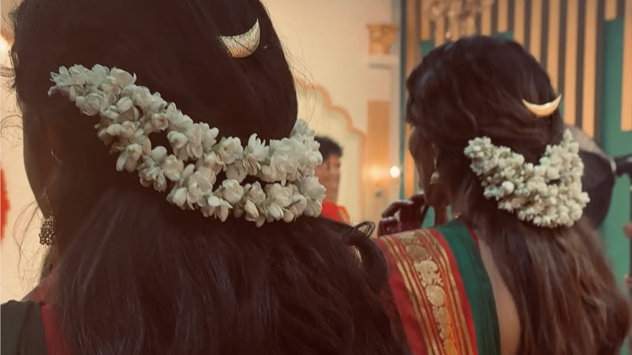 दोघेही अगदी जागरच्या लुकमध्ये आहेत. हिरव्या रंगाचा साज चढवून अगदी अंबेचा रूप दोघेही भासत आहेत. 