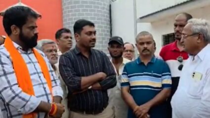 Nashik News : चांदवड नगरपरिषदेच्या वाढीव पाणीपट्टी बिलांची शिवसेनेने केली होळी