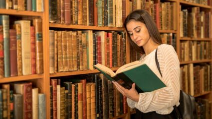 National Reading Day 2025 : ‘या’ खास दिनानिमित्त जाणून घ्या धावपळीच्या आयुष्यातही वाचनाची सवय कशी विकसित करावी?