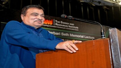 Nitin Gadkari : “जो लोकांना मूर्ख बनवतो तोच सर्वोत्तम नेता बनतो…”, नितीन गडकरी असे का म्हणाले?