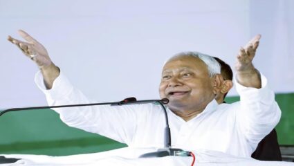 Bihar Election 2025 : बिहार निवडणुकीपूर्वी मुख्यमंत्री नितीश कुमार यांची मोठी घोषणा, अंगणवाडी सेविका आणि सहाय्यक…