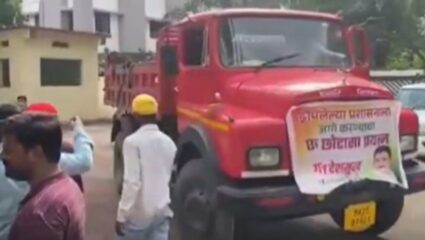 Parbhani News : शहरात सर्वत्र कचरा, नागरिकांनी कचऱ्यांचे ट्रक भरून महापालिकेच्या आवारात फेकले