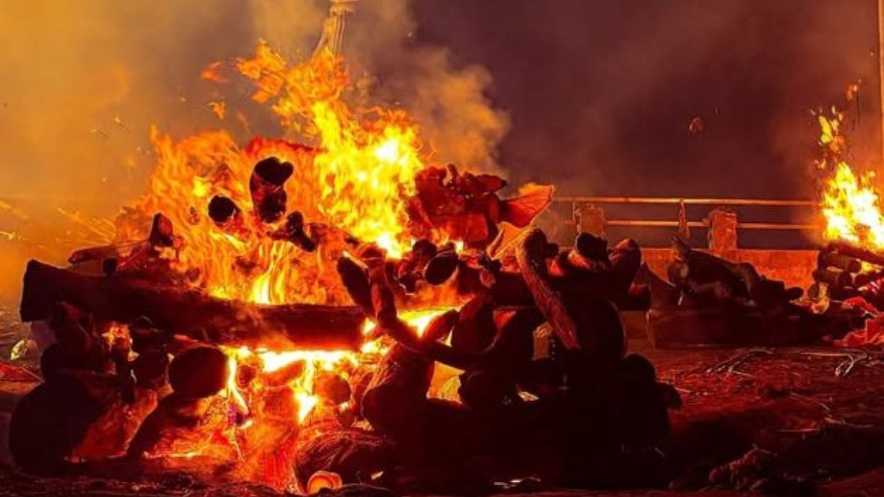 मुक्ती भवनात राहण्यासाठी लोकांना मोफत सुविधा मिळते, यासाठी कोणतेही पैसे आकारले जात नाही. ज्यांच्या सांसारिक सुखांचा त्याग करुन आपल्या शेवटच्या क्षणात देवाचे स्मरण करायचे आहे ते लोक येथे येतात.
