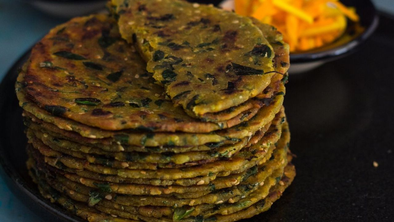 थालिपीठ – विविध पिठांपासून बनवलेले, त्यात हिरव्या भाज्या आणि मसाले टाकून बनवण्यास एक एक चवदार टेस्ट मिळते. दहीसोबत खाल्ल्यास याला आणखीनच पौष्टिकता मिळते.
