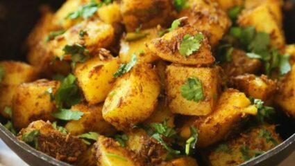 भूक लागलीये पण जेवण बनवण्याचा कंटाळा आलाय? मग झटपट घरी बनवा हॉटेल स्टाईल ‘जिरा आलू’; काही मिनिटांतच तयार होईल रेसिपी