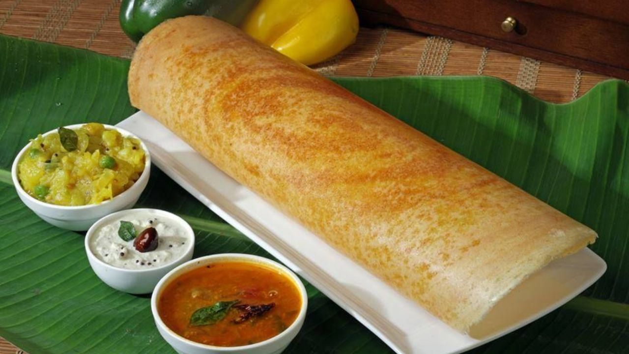 सकाळचा नाश्ता हलका, पौष्टिक आणि संतुलित असावा. कमी तेलात बनवलेले, भाज्या आणि प्रोटीनयुक्त पदार्थ वेळेवर खाल्ल्याने ऊर्जा, पचन सुधारते. यामुळे आरोग्यही निरोगी राहते ज्यामुळे नेहमी सकाळच्या नाश्त्याला हेल्दी पर्यायच निवडावा.
