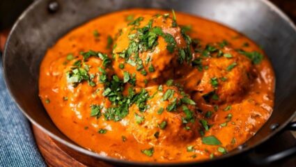 Weekend Special : रविवारचा करा मजेदार बेत, घरी बनवा मसालेदार आणि चविष्ट ‘चिकन कोफ्ता करी’