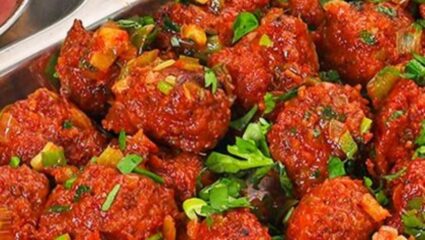 इंडो चायनीज खायला फार आवडत? मग आजच घरी बनवा हॉटेल स्टाईल मंचुरियन ड्राय; लगेच नोट करा रेसिपी