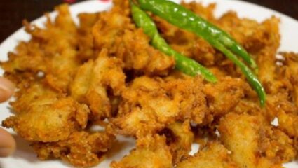Navratri 2025 : व्रतावेळी काही टेस्टी खायची इच्छा होतेय? मग घरी बनवा कुरकुरीत उपवासाची भजी