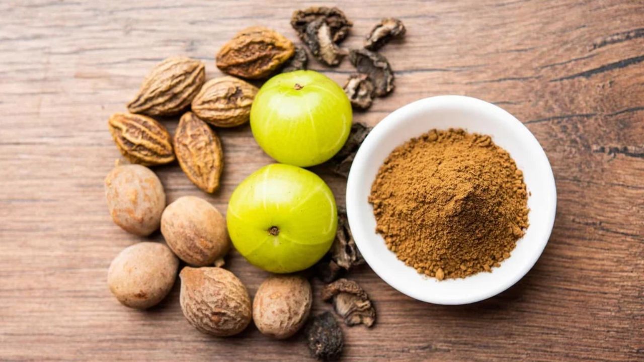 जांभळाच्या बियांच्या पावडरमध्ये काही सुक्या कारल्याचे तुकडे, काळे जिरे, चिरईता आणि कुटकी यांना सुकवून पेस्ट करुन मिक्स करा. 
