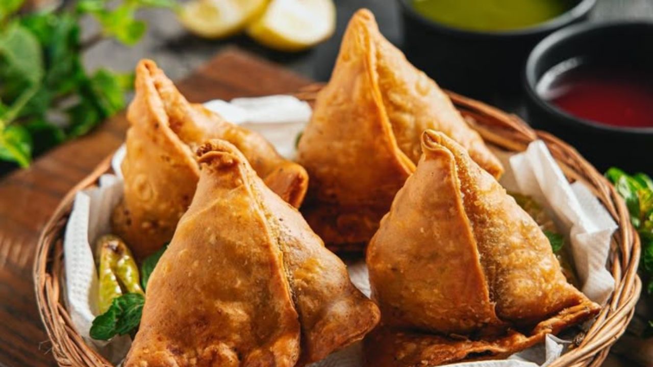 पाणीपुरी आणि समोसे विक्रेत्यांची लोकप्रियता आणि किंमत सारखीच असल्याने याचीही कमाई महिन्याला ३०,००० ते ६०,००० रुपये ठरु शकते. नियमित ग्राहक आणि प्रसिद्धी जास्त असल्यास कमाईत वाढ देखील होऊ शकते
