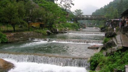 उत्तराखंडातील चमत्कारिक धबधबा ज्याच्या पाण्यात दडलेत औषधी गुणधर्म; आंघोळ करताच दूर होतात सर्व रोग