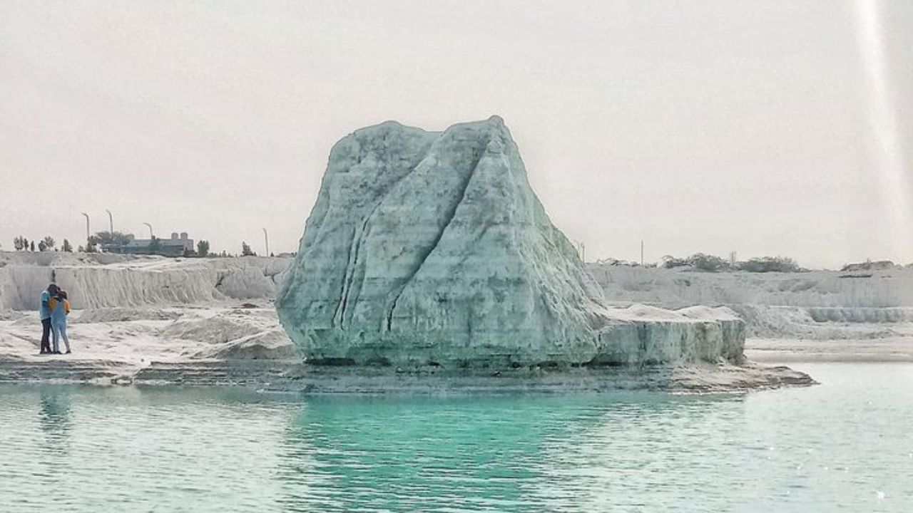 असंख्य पर्वतांनी वेढलेले आणि  