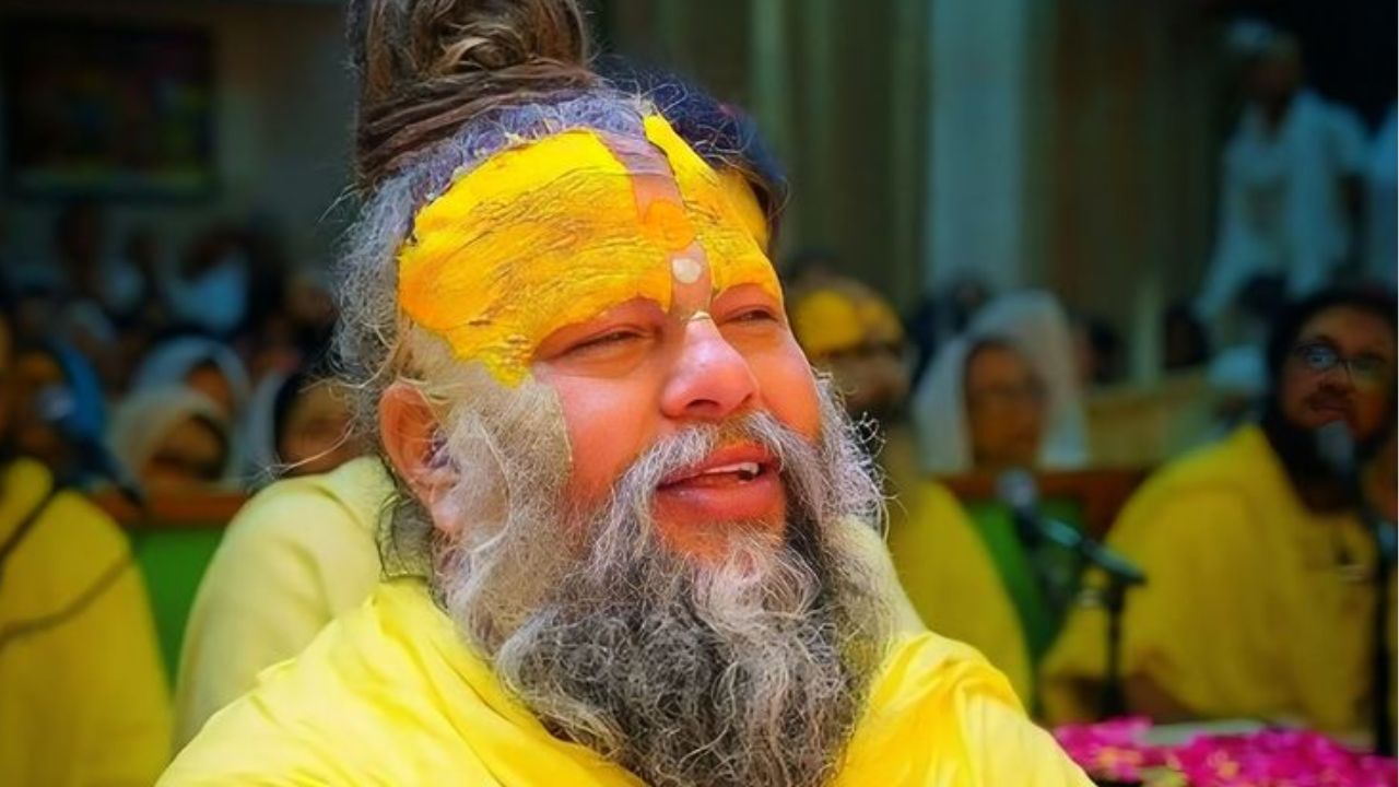 अनेकजण आपल्या जीवनातील अडचणी दूर करण्यासाठी प्रेमानंद महाराजांची भेट घेतात आणि त्यांना प्रश्न विचारतात. महाराज भक्तांच्या समस्या दूर करत त्यांना योग्य ते उत्तर देतात 
