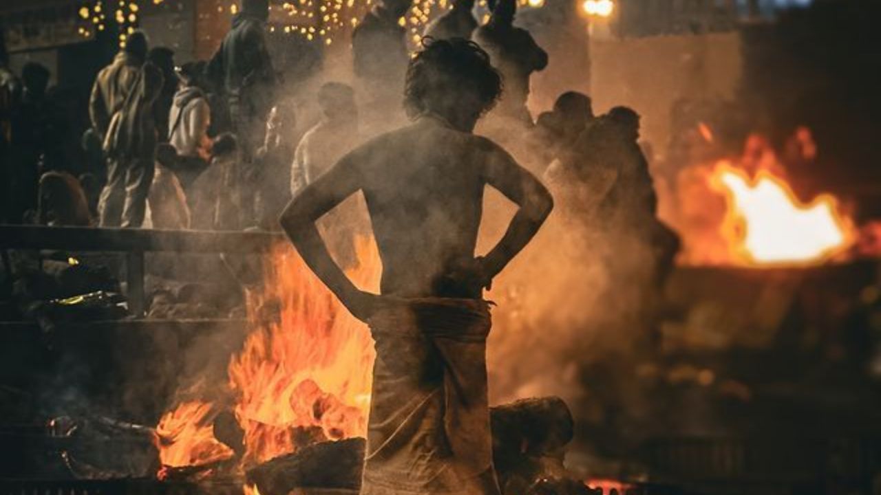 काशीमध्ये भगवान भैरव यांना शहराचे रक्षण करणारा कोतवाल मानले जाते. तो शिवाचा गण आहे आणि येथे मृत्यूमूखी पडणाऱ्यांच्या आत्म्यांना तो मोक्ष देतो. लोक त्याची पूजा करतात. 
