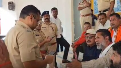 Pimpri-Chinchwad : फडणवीसांच्या पोस्टरमुळे शिवरायांचा अपमान झाल्याचा आरोप, अज्ञाताविरुद्ध गुन्हा दाखल