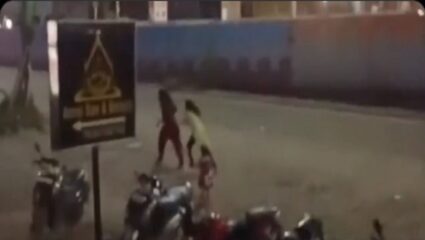 दारुच्या नशेत दोन तरुणींचा भररस्त्यात राडा, एकमेकींना मारहाण; घटनेचा VIDEO व्हायरल
