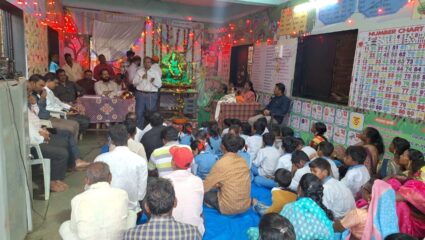 इतरांच्या भिंतींना कान असेल मात्र ‘या’ शाळेच्या भिंतीत ज्ञान दडलंय, आदिवासी शाळेतील अनोखा उपक्रम