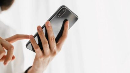 Tech Tips: ऑनलाईन की ऑफलाईन, कुठून कराल तुमच्या नवीन स्मार्टफोनची खरेदी? चुकीच्या निर्णयामुळे होऊ शकतं नुकसान