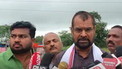 Solapur : पूरग्रस्तांना भेट देण्यासाठी गेलेल्या सदाभाऊ खोतांवर स्थानिक शेतकऱ्यांचा रोष