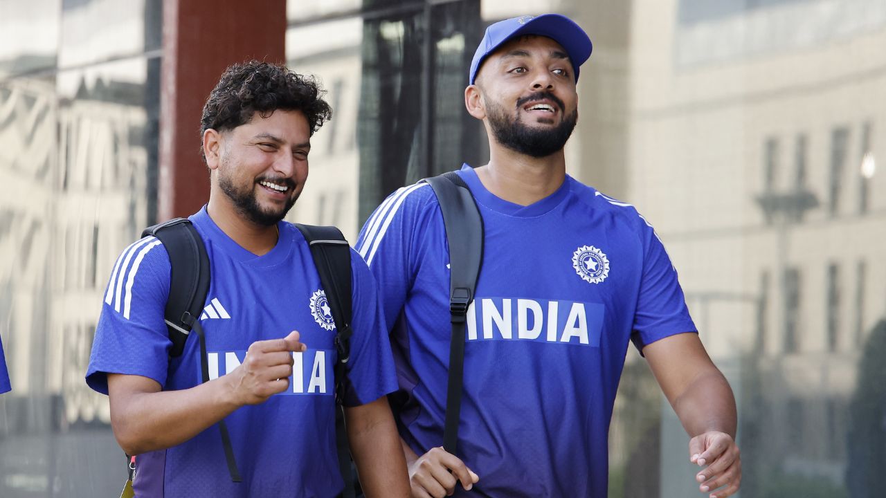 भारताची फिरकी गोलंदाजांची जोडी कुलदीप यादव आणि वरून चक्रवर्ती या दोघांच्या कामगिरीवर क्रिकेट चाहत्यांचे विशेष लक्ष असणार आहे. वरून चक्रवर्तीने भारतीय संघासाठी मागील एक वर्षात कौतुकास्पद कामगिरी केली आहे त्यामुळे आता त्याच्याकडे लक्ष असणार आहे. फोटो सौजन्य - सोशल मिडिया (indiancricketteam)