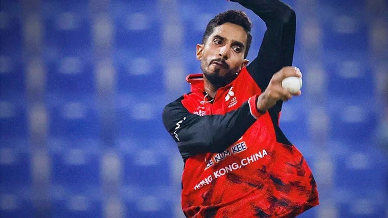 अतिक इक्बालने हाँगकाँगला विजय मिळवून देण्यासाठी सर्वतोपरी प्रयत्न केले आणि त्याने फक्त १४ धावा देऊन दोन बळी घेतले. तथापि, इतर गोलंदाजांकडून त्याला साथ न मिळाल्याने संघ खूप मागे पडला. या सामन्यात दमदार कामगिरी करणाऱ्या खेळाडूंपैकी तो एक होता. फोटो सौजन्य - सोशल मिडिया