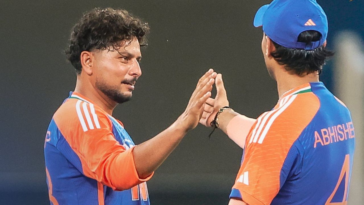 पाकिस्तानपूर्वी त्याने १० सप्टेंबर रोजी खेळल्या गेलेल्या सामन्यात यूएईविरुद्ध २.१ षटकांत एकूण ४ विकेट्स घेतल्या होत्या. आता त्याने पाकिस्तानविरुद्ध ३ विकेट्स घेतल्या आहेत. पाकिस्तानविरुद्धच्या १३ व्या षटकात कुलदीप यादवने चमत्कार केला. या षटकात त्याने मोहम्मद नवाज आणि हसन नवाज यांना सलग बाद करून पाकिस्तानला दोन मोठे धक्के दिले. फोटो सौजन्य - बीसीसीआय