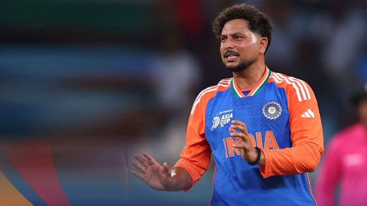 दुबईच्या मैदानावर खेळल्या गेलेल्या या सामन्यात कुलदीपने अशी जादुई गोलंदाजी दाखवली की पाकिस्तानी फलंदाज धावा काढण्यासाठी तळमळत होते. त्याने ४ षटकांत फक्त १८ धावा देत ३ बळी घेतले आणि पाकिस्तानची फलंदाजी उद्ध्वस्त केली. कुलदीपने यूएईविरुद्ध ४ विकेट घेतल्या तेव्हा त्याला सामनावीर म्हणूनही निवडण्यात आले आणि आता पाकिस्तानविरुद्ध ३ विकेट घेऊन तो पुन्हा एकदा टीम इंडियाच्या विजयाचा सर्वात मोठा हिरो बनला. फोटो सौजन्य - बीसीसीआय