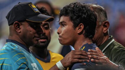 Asia Cup 2025 : ‘या खेळाडूला खरच सलाम’ वडिलांच्या निधनाने स्पर्धेच्या मध्यातच मायदेशी परतलेला खेळाडू पुन्हा संघासाठी खेळणार!