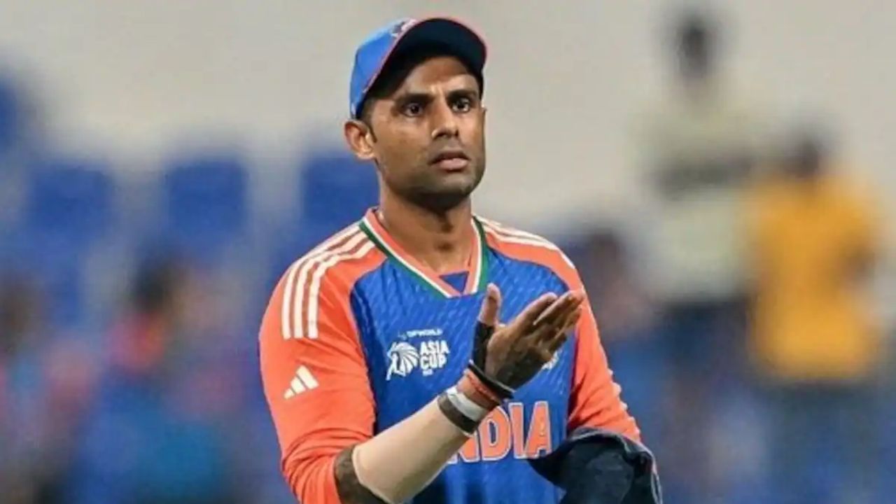 सूर्यकुमार यादवकडे हा अंतिम सामना जिंकून माजी कर्णधार एमएस धोनीच्या विक्रमाशी बरोबरी करण्याची सुवर्णसंधी आहे. आता, सूर्याकडे अंतिम सामन्यात पाकिस्तानला हरवून जेतेपद जिंकण्याची संधी आहे. जर असे झाले तर तो धोनीनंतर हा पराक्रम करणारा दुसरा भारतीय कर्णधार बनेल. फोटो सौजन्य - सोशल मिडिया
