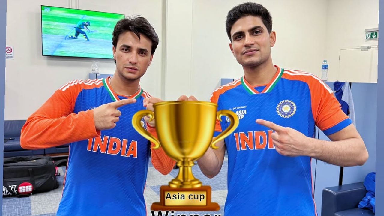 भारताचे सलामीवीर फलंदाज अभिषेक शर्मा आणि शुभमन गिल या दोघांनीही सोशल मीडियावर एक फोटो शेअर केला आहे यामध्ये त्यांनी ट्रॉफी न मिळाल्यामुळे ट्रॉफीचे स्टिकर लावून फोटो पोस्ट केला आहे. फोटो सौजन्य - Instagram