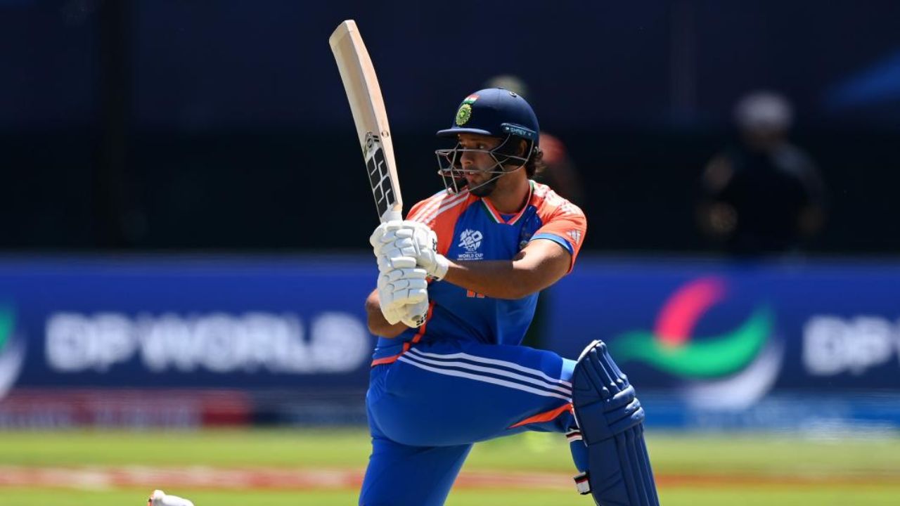 शिवम दुबेने २०१९ मध्ये टी-२० आंतरराष्ट्रीय क्रिकेटमध्ये पदार्पण केले होते. हा सामना दिल्लीतील अरुण जेटली स्टेडियमवर बांगलादेशविरुद्ध होता. भारतीय संघाने हा सामना गमावला. त्यानंतर, त्याने आणखी तीन सामने खेळले, ज्यामध्ये भारत जिंकला, तर पाचव्या सामन्यात भारत पुन्हा हरला. फोटो सौजन्य - सोशल मिडिया