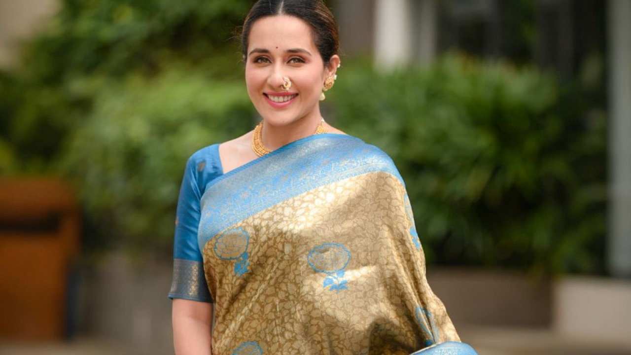 तेजस्विनीने या साडीसह सोन्याच्या दागिन्यांचा साज केला आहे. कानात आणि गळ्यात सोन्याचे दागिने घातले असून हातात मिक्स रंगाच्या बांगड्या घातल्या आहेत 