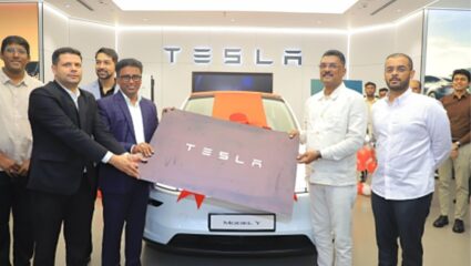 एकदाची Tesla कारची झाली डिलिव्हरी ! ‘या’ मंत्र्याच्या हातात पडली पहिल्या Model Y ची चावी