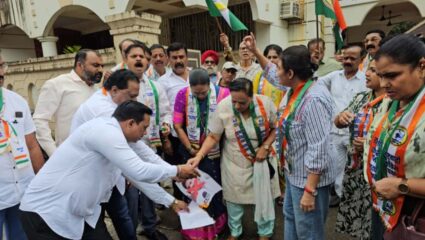 असं काय घडलं की ठाण्यात गोपीचंद पडळकरांची प्रतिमा जाळली?