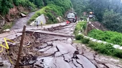 जम्मू-काश्मीरवर निसर्गाची वक्रदृष्टी; पूर अन् भूस्खलनामध्ये २५०० रस्ते खचले, 100 कोटींहून अधिक नुकसान