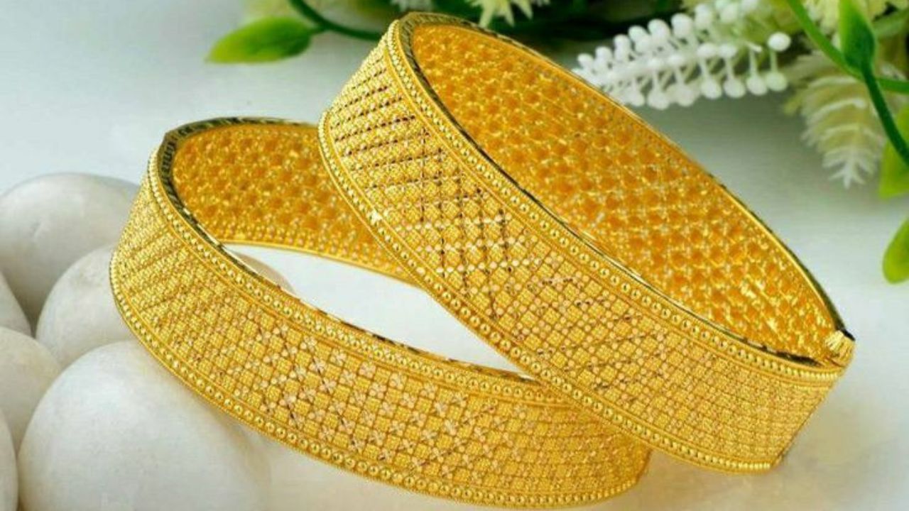 Todays Gold-Silver Price: आठवड्याच्या सुरुवातीलाच सोन्या-चांदीचे भाव कोसळले, 1 तोळ्यासाठी मोजावे लागणार केवळ इतके रुपये Todays Gold-Silver Price: आठवड्याच्या सुरुवातीलाच सोन्या-चांदीचे भाव कोसळले, 1 तोळ्यासाठी मोजावे लागणार केवळ इतके रुपये