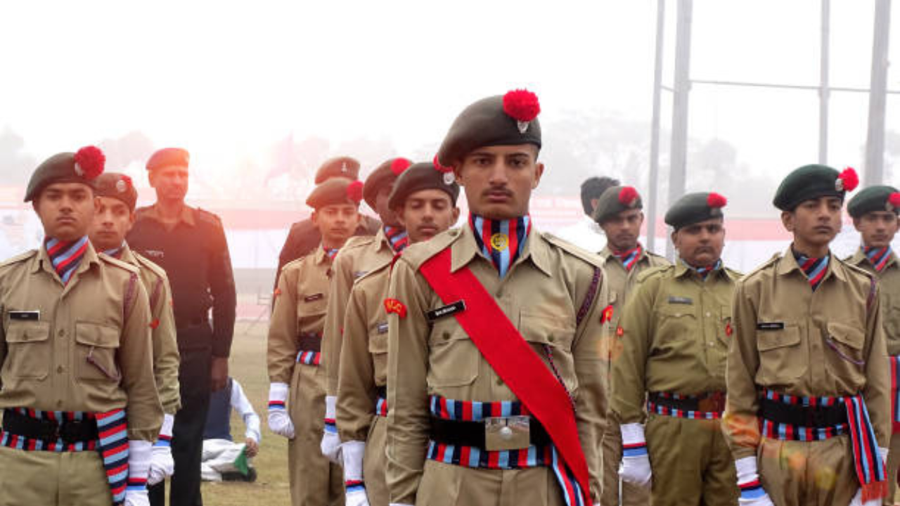 Sainik School Admission 2026: सरकारने केल्या 3 नव्या सैनिकी शाळा सुरू, AISSEE प्रवेश अर्जासाठी 30 ऑक्टोबरपर्यंत संधी सैनिकी शाळेत प्रवेश घेण्यासाठी अर्ज कधीपर्यंत करावा (फोटो सौजन्य - iStock)