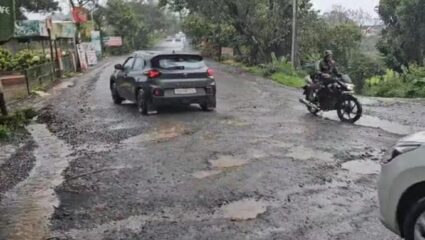 एक उपमुख्यमंत्री, चार मंत्री असूनही सातारा जिल्ह्याची अवस्था दयनीय; अनेक रस्त्यांवर खड्डेच खड्डे