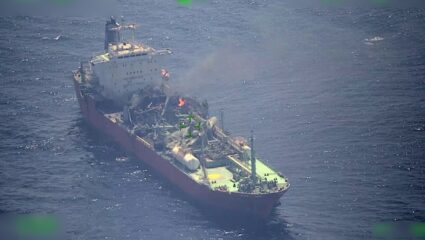 येमेनच्या किनाऱ्यावर उडाला आगीचा भडका; थोडक्यात बचावले भारतीय खलाशी