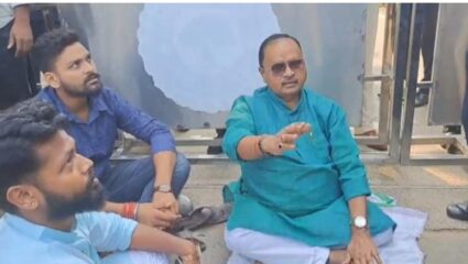 Bihar Elections 2025 : जेडीयूच्याच आमदाराचे मुख्यमंत्री निवासस्थानाबाहेर धरणे आंदोलन; केली ‘ही’ मागणी