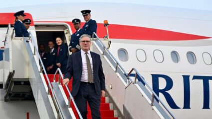 ब्रिटिनच्या PM चा मिश्किल अंदाज; विमानत बसताच भारतीयांसोबत केला हास्यविनोद, म्हणाले, “मी तुमचा पंतप्रधान