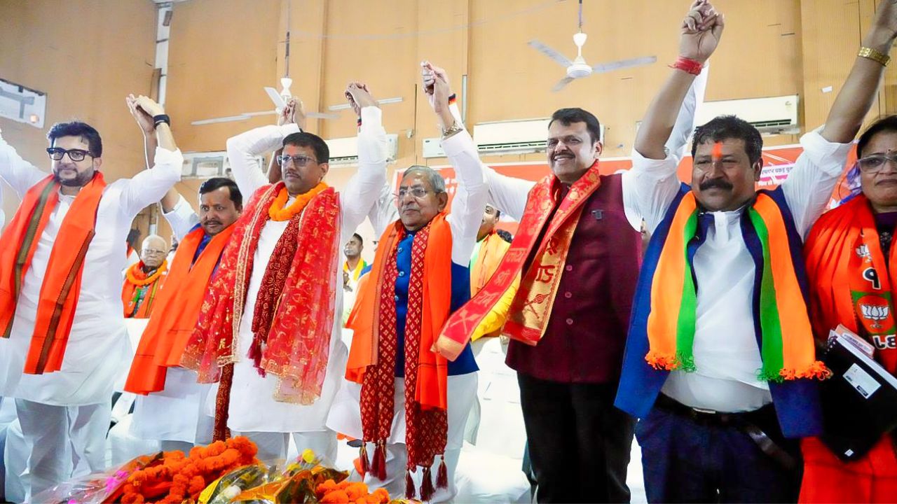 मुख्यमंत्री देवेंद्र फडणवीस हे आता भाजपचे राष्ट्रीय नेते होत असल्याचे बोलले जात आहे. देवेंद्र फडणवीस यांनी बिहारच्या प्रचारासाठी सुरुवात केली असून त्यांनी बिहारी लोकांच्या भावना जाणून घेण्याचा प्रयत्न केला आहे. 