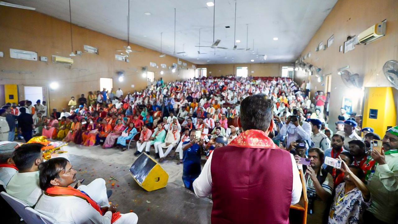 त्याचबरोबर मुख्यमंत्री देवेंद्र फडणवीस यांचा पटना साहिब विधानसभा भाजपाचे उमेदवार रत्नेश कुशवाहा यांच्या प्रचारार्थ 'नामांकन व आशिर्वाद सभा' देखील घेतली. मोठ्या उत्साहाने त्यांनी सभेला संबोधित केले. 