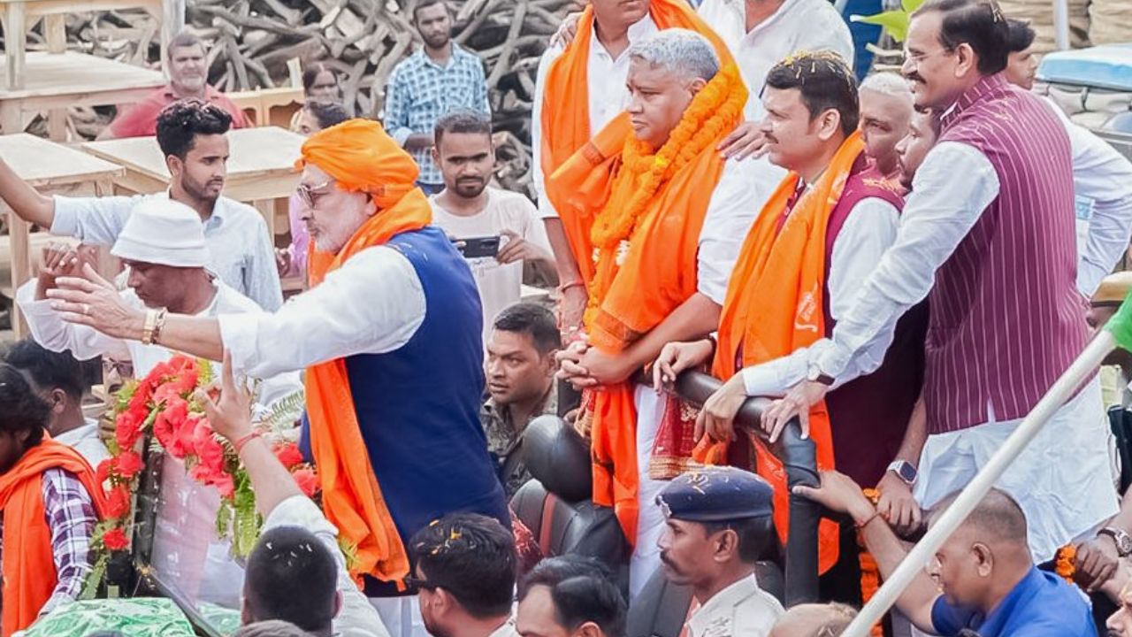 मुख्यमंत्री देवेंद्र फडणवीस यांनी महाराष्ट्राची विधानसभा निवडणूक गाजवल्यानंतर त्यांना पक्षाकडून बिहारच्या विधानसभा निवडणुकीची जबाबदारी देण्यात आली आहे. देवेंद्र फडणवीस यांचे केंद्रामध्ये वजन वाढल्यानंतर त्यांना आता बिहारची जबाबदारी देण्यात आली आहे. 