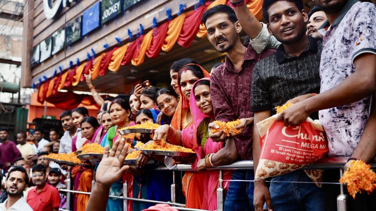 गळ्यामध्ये भगवे उपरणं घेतलेल्या देवेंद्र फडणवीस यांच्या रोड शोला बिहारी जनतेने मोठा सहभाग नोंदवला. बिहारी जनतेने देवेंद्र फडणवीस यांच्यावर फुलांची मुक्त उधळण केली. 