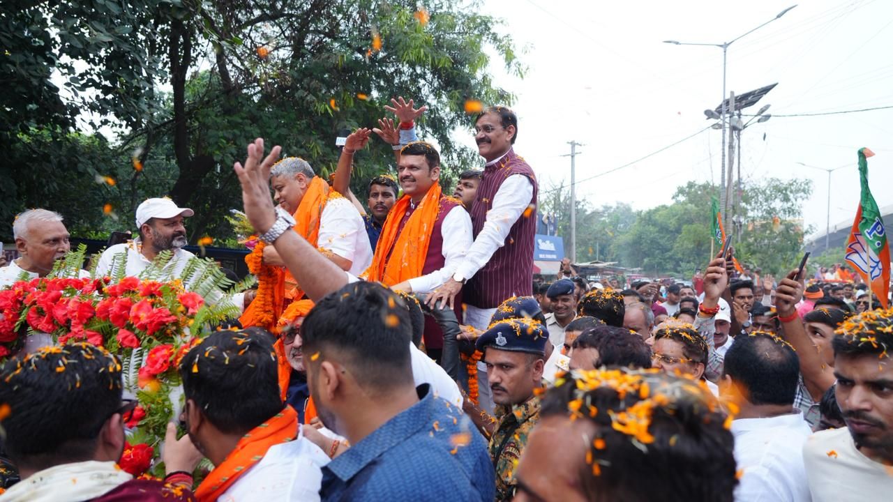 भाजपने बिहार विधानसभा निवडणूक जिंकण्यासाठी स्टार प्रचारकांची यादी जाहीर केली आहे. स्टार प्रचारकांच्या यादीत 40 जणांचा समावेश करण्यात आला आहे. यामध्ये महाराष्ट्रातील तीन नेत्यांचा समावेश आहे. यामध्ये मुख्यमंत्री देवेंद्र फडणवीस, विनोद तावडे आणि केंद्रीय मंत्री नितीन गडकरी यांचा समावेश आहे.